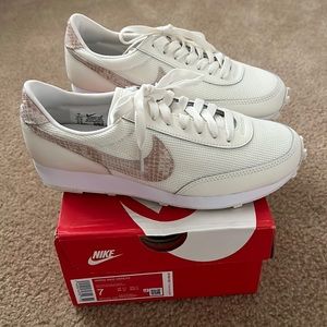 NWT Nike Daybreak size 7 sneakers beige white